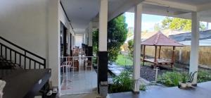 Balkón nebo terasa v ubytování Akalanka Homestay