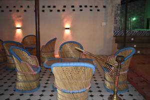 Un grupo de sillas colocadas encima de una mesa. en The Wednesday, en Jāmb