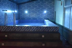 Habitación con bañera con luces. en The Wednesday, en Jāmb