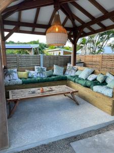 Posezení v ubytování Les Cabanes cosy à 2 pas du lagon - charme et confort