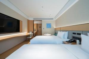 Postel nebo postele na pokoji v ubytování JI Hotel Beijing Xizhimen Jiaotong University
