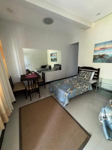 ein Zimmer mit zwei Betten und einem Tisch darin in der Unterkunft Villa Angelica Private Resort and Venue in San Juan