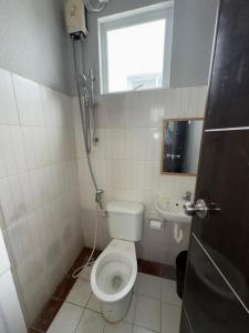 ein Badezimmer mit Toilette und Waschbecken in der Unterkunft Villa Angelica Private Resort and Venue in San Juan