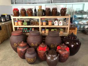 a group of vases and jars in a kitchen at Hải Long Homestay in Làng Chan Han