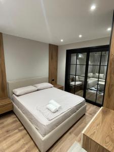 Una cama o camas en una habitación de Tirana By Foot - Charm