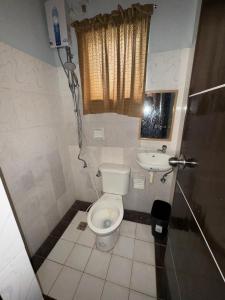 ein kleines Badezimmer mit Toilette und Waschbecken in der Unterkunft Villa Angelica Private Resort and Venue in San Juan