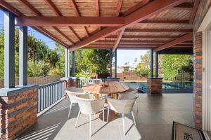 Balkoni atau teres di The Acacia Family Getaway in Shelly Beach
