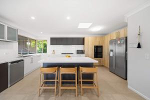 Dapur atau dapur kecil di The Acacia Family Getaway in Shelly Beach +46 gambar