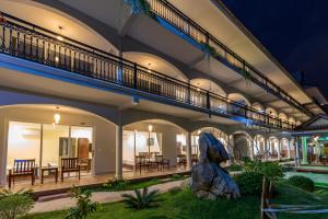 - un balcon avec des tables et des chaises dans l'établissement Suối Mây Garden Resort & spa, à Duong Dong