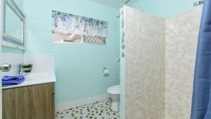 BongareeにあるCharm and Comfort in this Ground floor unit with water views! Welsby Pde, Bongareeのトイレとシャワー付きのバスルーム