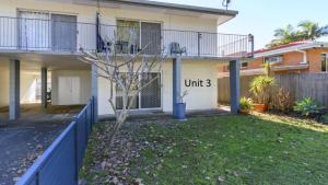 BongareeにあるCharm and Comfort in this Ground floor unit with water views! Welsby Pde, Bongareeの柵付家