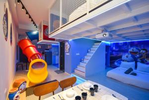 A bed or beds in a room at Sunway Grid Loft Suite by Nest Home【Olympic Size Pool】