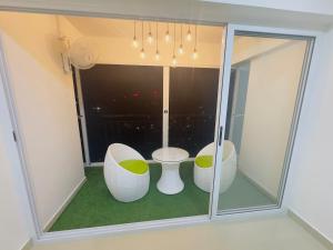 トリバンドラムにあるFully furnished 2BHK Thiruvananthapuram centralの椅子2脚と窓が備わる客室です。 +5枚の写真