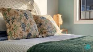 ein Bett mit zwei Kissen darauf in der Unterkunft Barefoot at Blacksmiths Beach in Blacksmiths + 21 Fotos