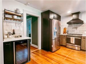 フレデリックスバーグにあるThe Gold Haus-Spacious Luxurious Historic Home-2 Blocks to DT!のキッチン(ステンレス製の電化製品付)