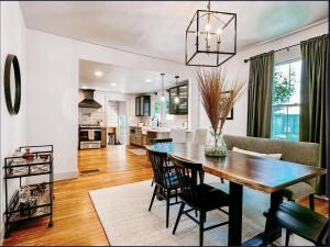 フレデリックスバーグにあるThe Gold Haus-Spacious Luxurious Historic Home-2 Blocks to DT!のテーブルと椅子のあるダイニングルームとリビングルーム