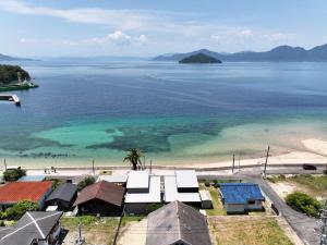 an aerial view of a beach and the ocean at LIFEMENT GLANZ Okimi in Etajima