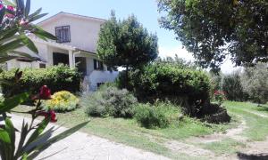 a house with a garden in front of it at Deliziosa Villa Panoramica in Campagnano di Roma