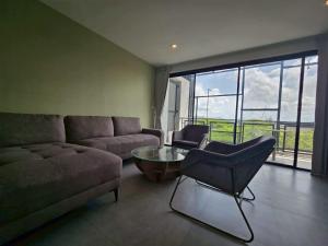 Laguna PhuketにあるLoft condo in Laguna Phuketのソファとテーブルのあるリビングルーム