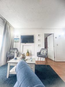 a living room with a couch and a table at Departamento Reñaca in Viña del Mar