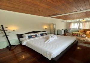 เตียงในห้องที่ RQ Timeless Dinsor Cultural Heritage House