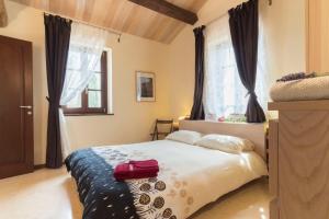 a bedroom with a bed and a window at Antico Casale Tiravento in Passignano sul Trasimeno