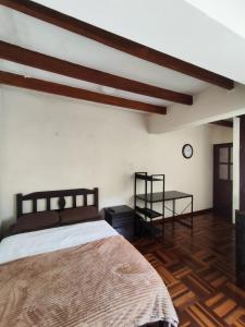 Ένα ή περισσότερα κρεβάτια σε δωμάτιο στο Amplia habitación independiente Larcomar