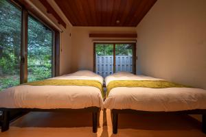 伊東市にあるソテツアンの窓のある部屋にツインベッドが2台 +35枚の写真