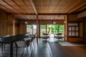 伊東市にあるソテツアンの長いテーブルと椅子のあるダイニングルーム