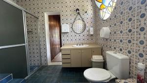 a bathroom with a toilet and a sink at Casa Ibirapuera - Hospedagem Domiciliar in Sao Paulo +36 photos