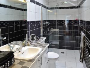 Baño en blanco y negro con lavabo y aseo en Spout Crag Boathouse, en Far Sawrey 2 fotos más