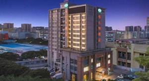 Bazén v ubytování Vienna Hotel Guangdong Zhuhai Mingzhu Station Guozheng nebo v jeho okolí