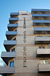 un panneau d'hôtel sur le côté d'un bâtiment dans l'établissement Lisbon City Hotel by City Hotels, à Lisbonne