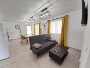 ein Wohnzimmer mit Sofa und Tisch in der Unterkunft Appartement Candella 3 chambres in Galeria