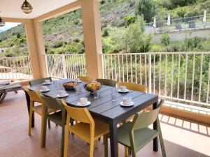 ein Esszimmer mit Tisch und Stühlen in der Unterkunft Appartement Candella 3 chambres in Galeria