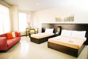 Postel nebo postele na pokoji v ubytování Ati-Atihan Festival Hotel