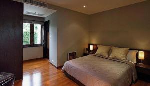 una camera da letto con un letto grande e una finestra di Azaya Villas Resort a Chiang Mai