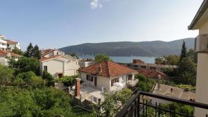 - un balcon offrant une vue sur la ville dans l'établissement Apartments Gugolj M&M, à Herceg-Novi