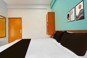 Voodi või voodid majutusasutuse Super Hotel O KSRTC Bus Terminal Venjarammoodu Formerly Downtown toas