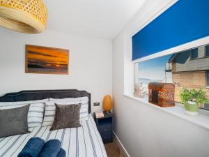 Un dormitorio con una cama y una ventana grande. en No 2 Sunnyside Apartments, en Woolacombe 9 fotos más