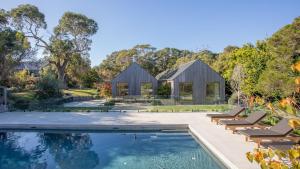 Swimmingpoolen hos eller tæt på Silvertop House