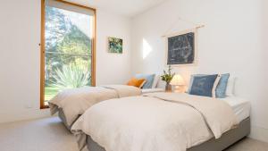 En eller flere senge i et værelse på Silvertop House + 44 billeder