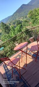 O vedere generală la munți sau o vedere la munte luată de la această cabană