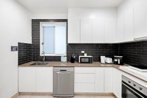 O bucătărie sau chicinetă la Quiet Single Room in Central Kensington Location - External Kitchen or Bathroom Access +39 fotografii