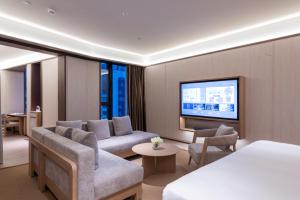 A television and/or entertainment centre at Shanghai Changfeng Business District Orange Crystal Hotel