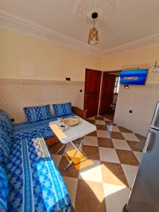 una sala de estar con un sofá y una mesa en Casa Mogador, en Essaouira