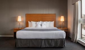 Postel nebo postele na pokoji v ubytování Norwood Hotel