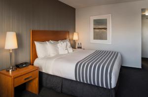 Postel nebo postele na pokoji v ubytování Norwood Hotel