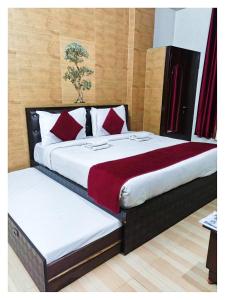 Un dormitorio con dos camas con almohadas rojas y blancas. en Hotel Ravi B-R Group In Jaipur, en Jaipur 87 fotos más