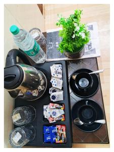 una mesa con una botella de agua y algo de comida en Hotel Ravi B-R Group In Jaipur, en Jaipur